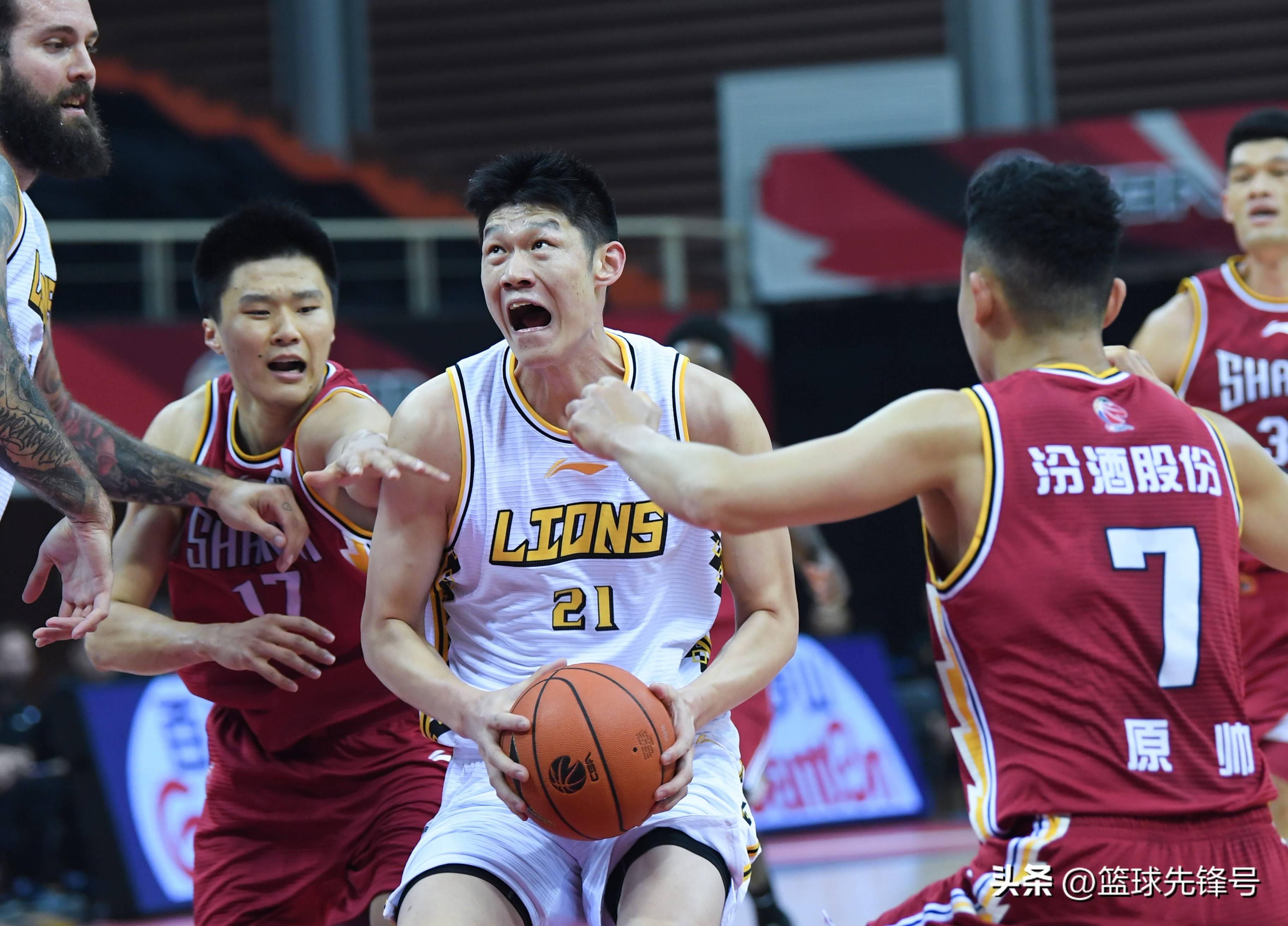 关于青岛男篮主场惨败，输给山东队大比分的信息