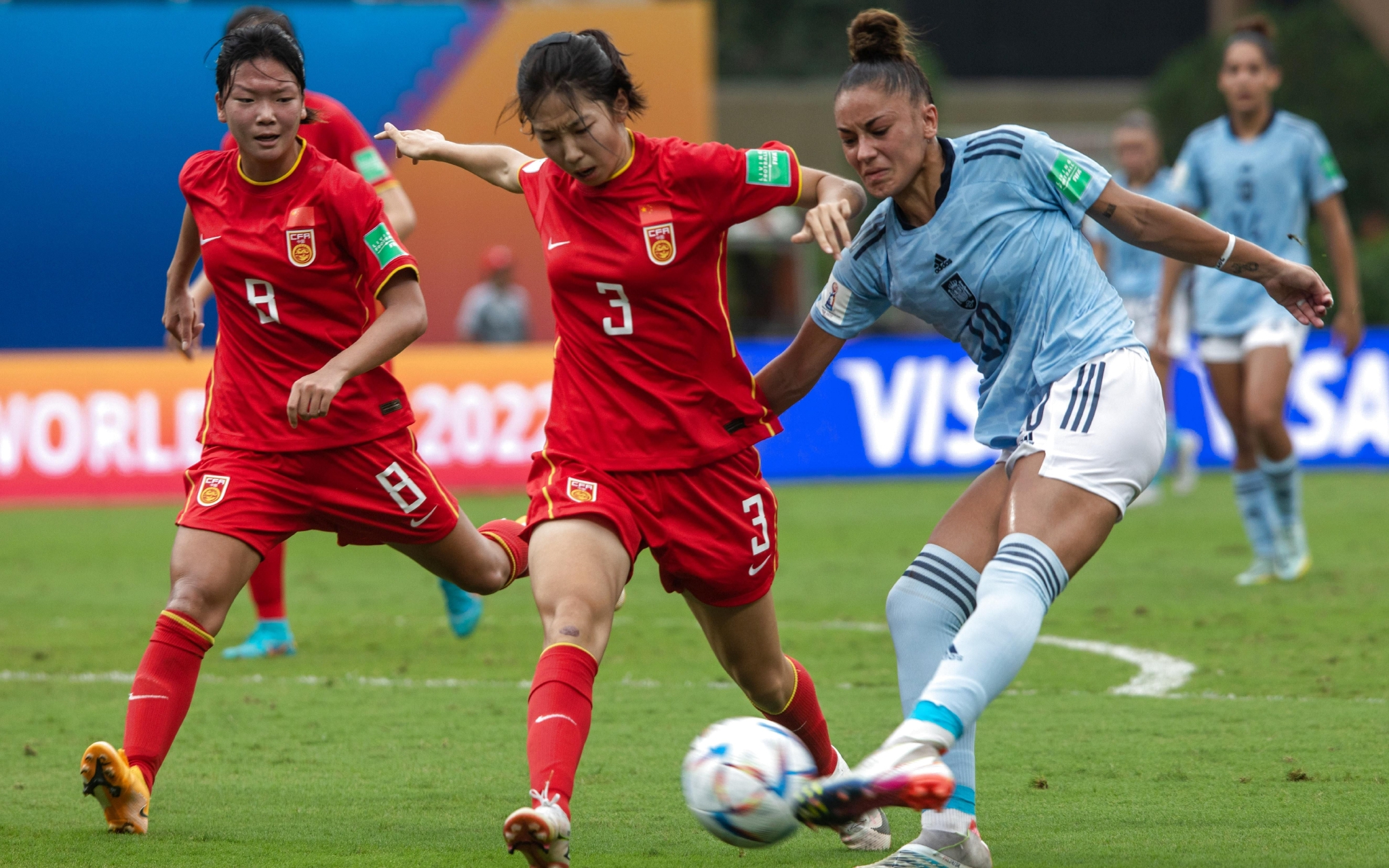 美国女足国家队引领比赛取得胜利 