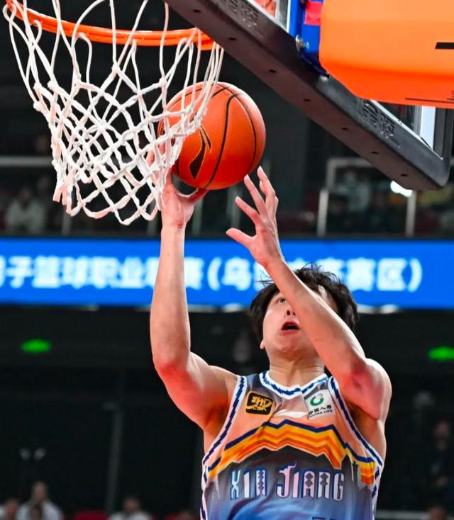 包含贵州男篮主场告捷，球迷欢呼雀跃的词条