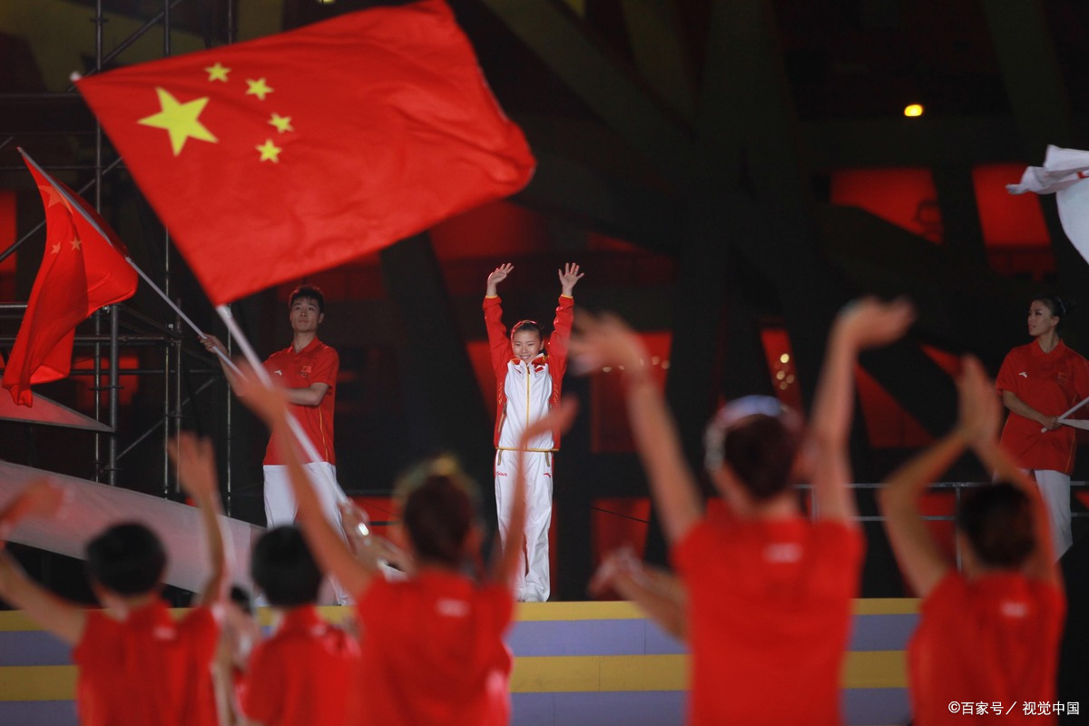 队员们拼尽全力，赛场上留下无悔的足迹 