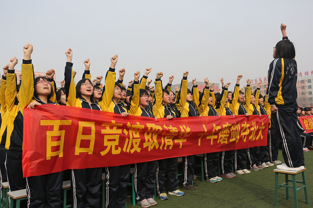 队员们拼尽全力，赛场上留下无悔的足迹 
